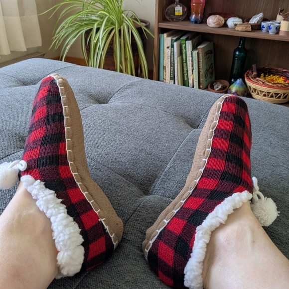 Lumberjack Plaid Red Black Slippers Pantouffles Tassles Pompoms - Picture 3 of 5